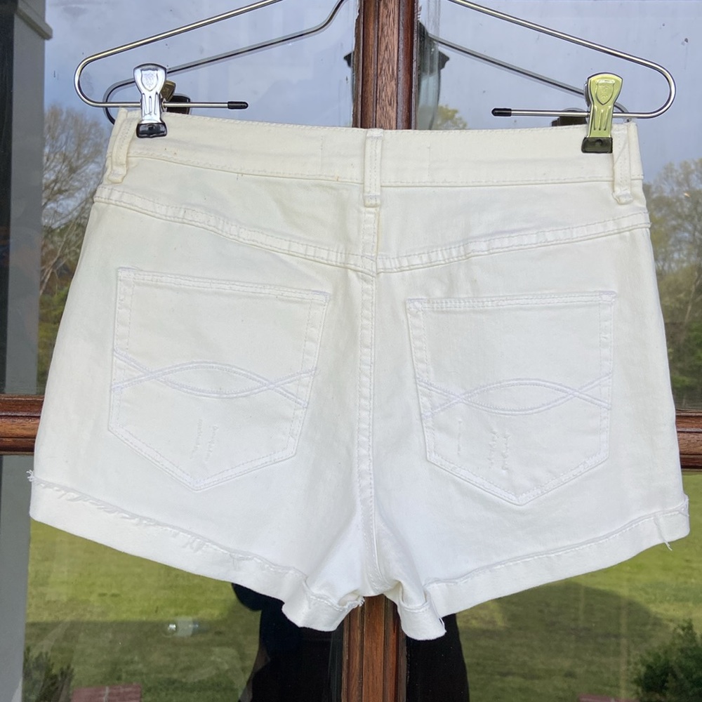 Abercrombie & Fitch high rise shorts. Distressed‎ white. NWT 27 (flaw) - Picture 3 of 4